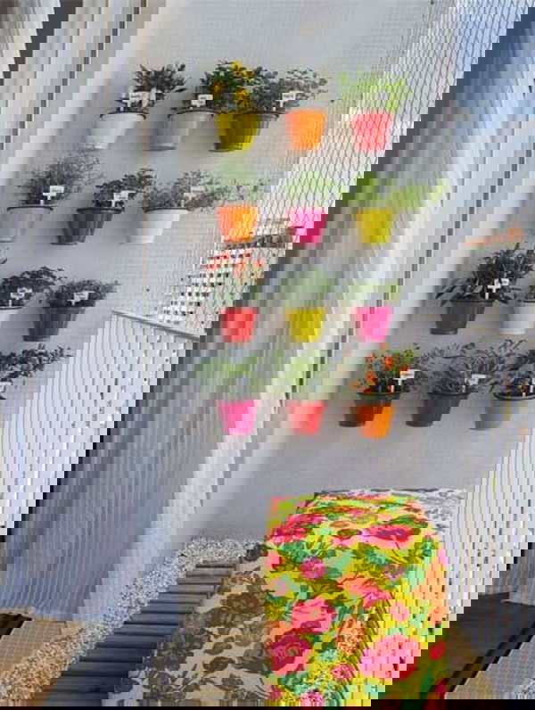 Suspended table and pots 3