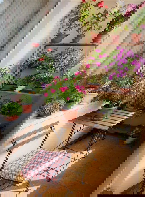 Cozy Apartment Balcony Garden Ideas 8