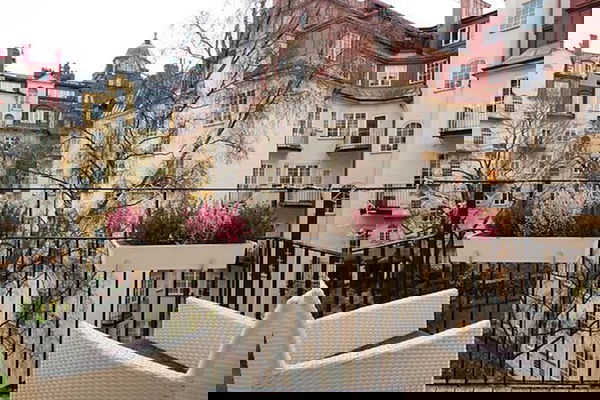 Suspended table and pots 2