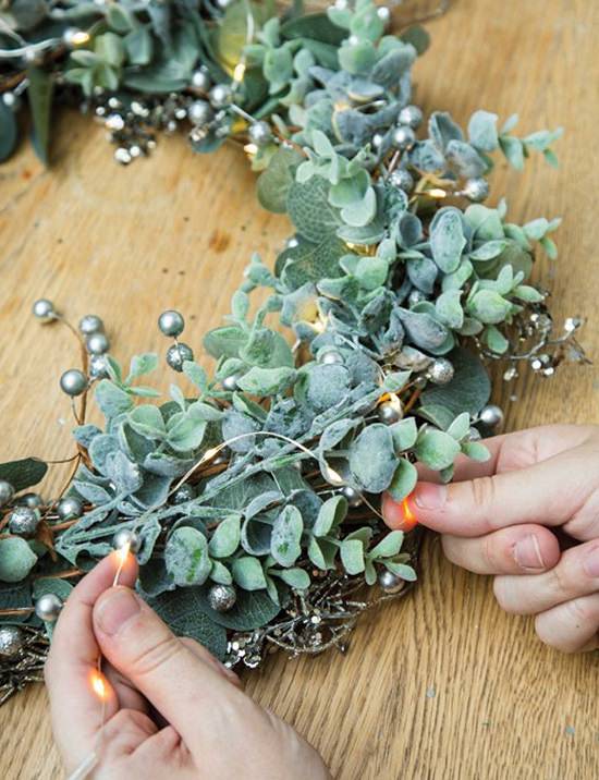 How To Light Christmas Wreath