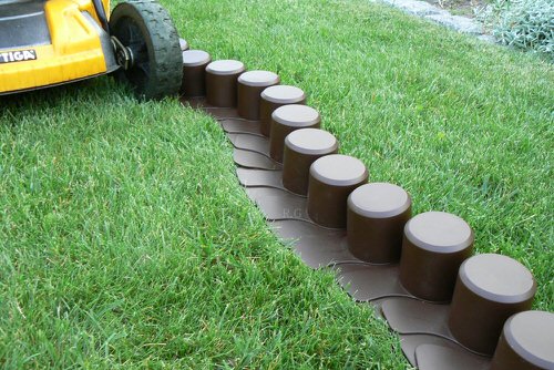 DIY Lawn and Garden Edging Ideas 22